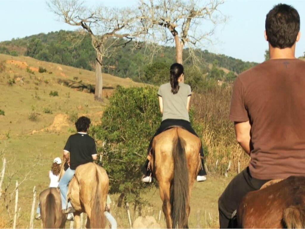 Passeio de Cavalo acontecendo em Tiradentes com o grupo de Cavalgadas
