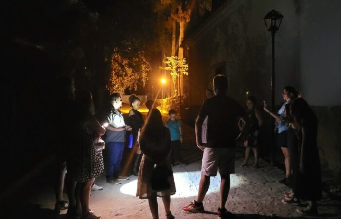 Pessoas participando do Tour Noturno Mistérios da Vila - O que fazer a noite em Tiradentes - MG