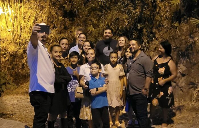 Pessoas fazendo selfie no Tour Noturno Mistérios da Vila, Ideal para Fazer a noite em Tiradentes