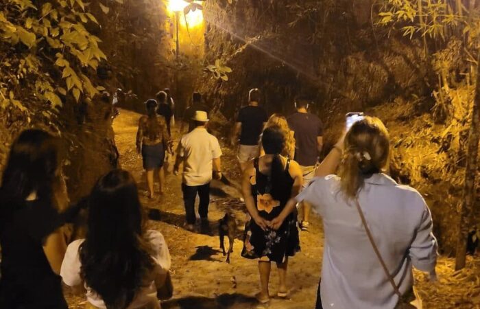 Turistas passeando a noite no Tour Mistérios da Vila - Passeio noturno em Tiradentes - MG