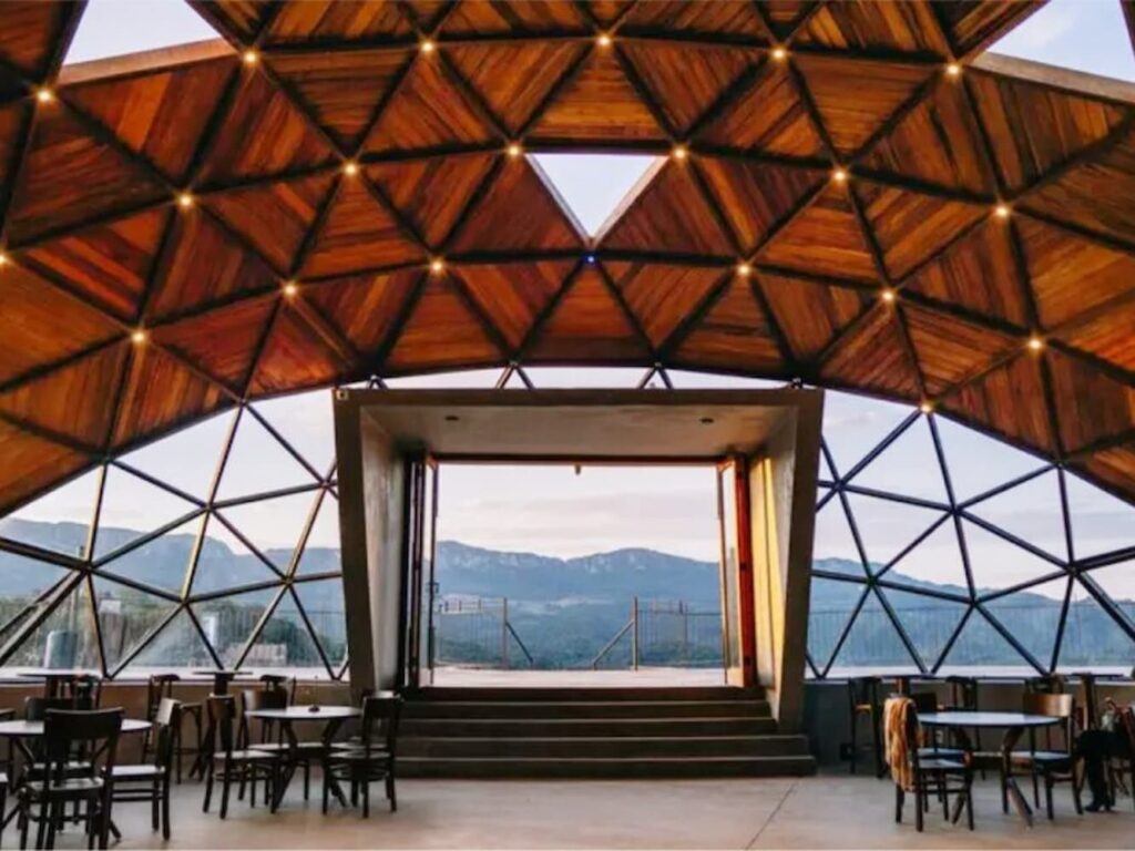 Estrutura da Geodésica com vista privilegiada para Serra de São José