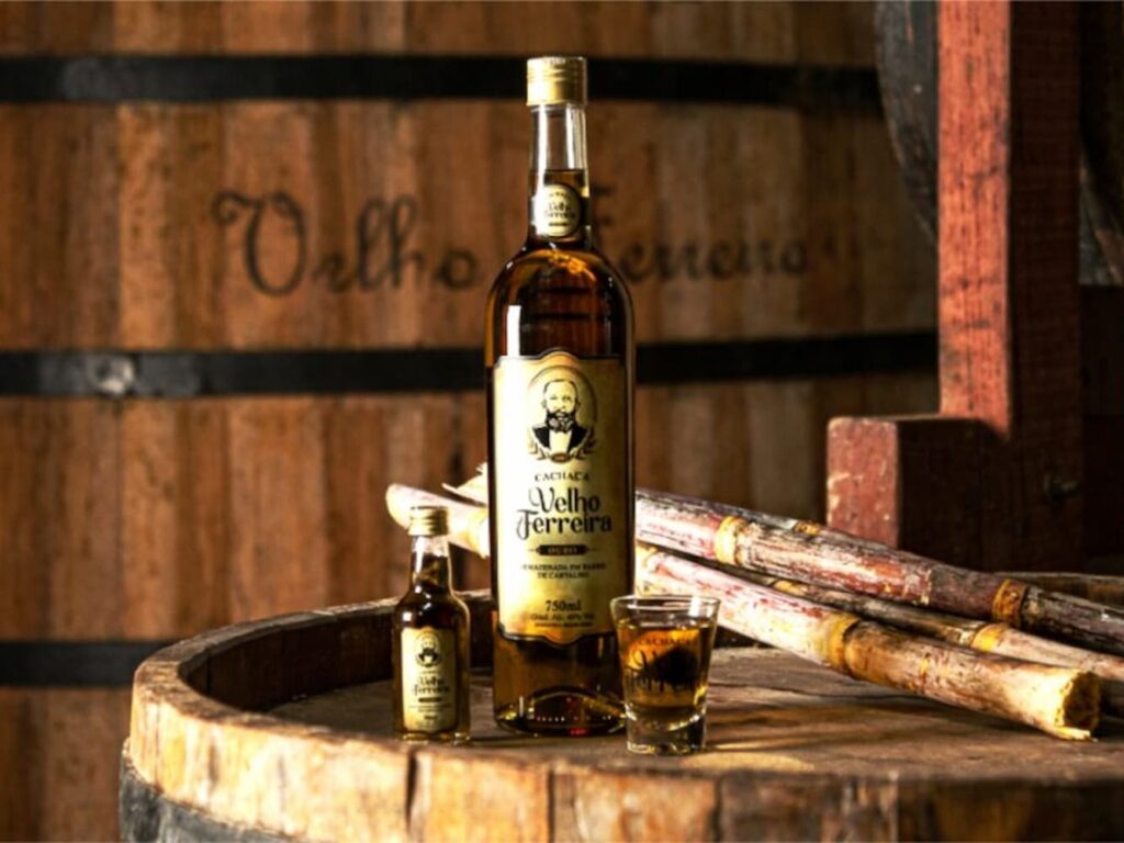 Produto sendo exposto: Cachaça Velho Ferreira