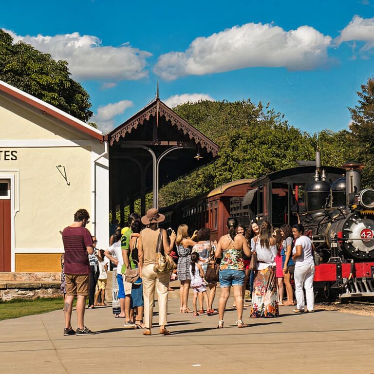 Pessoas na Estação no Passeio de Maria Fumaça