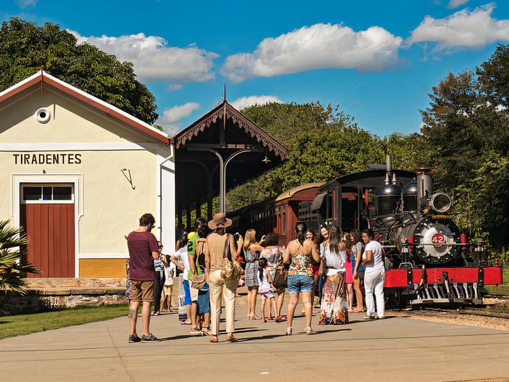 Pessoas na Estação de Trem esperando o Passeio de Maria Fumaça Tiradentes MG