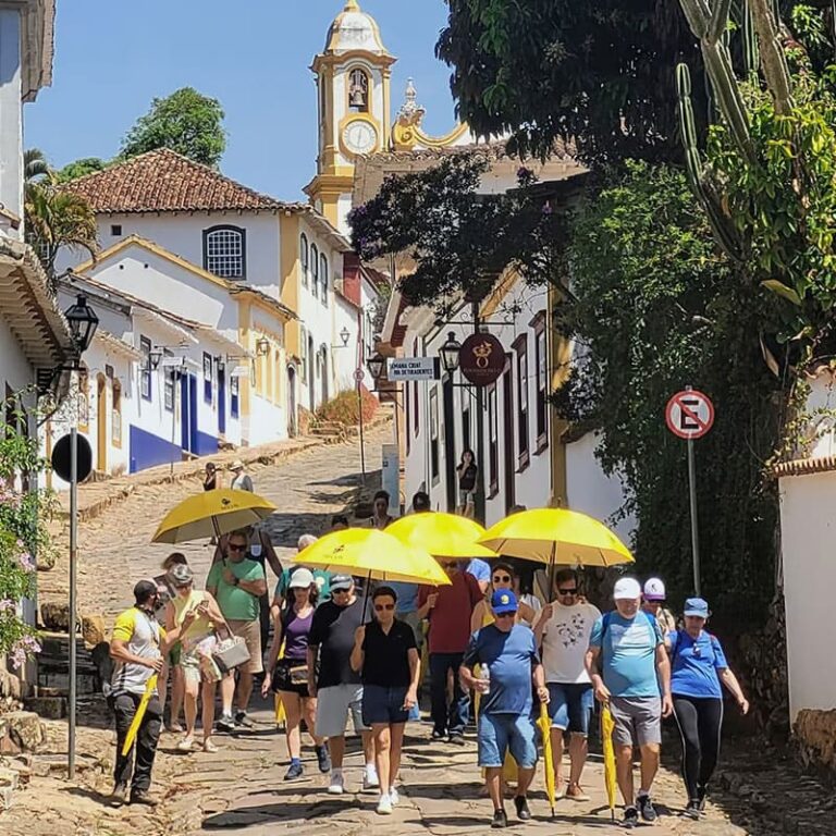 Pessoas fazendo o Walking Tour Becos de Tiradentes, produto turístico de Tiradentes - MG